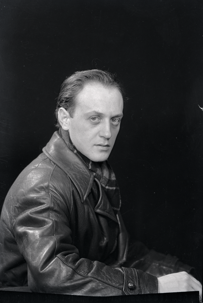 Man-RAY-Victor-Brauner-vers-1933.-Don-de-M.-Lucien-Treillard-1995.-©-Man-Ray-Trust-Adagp-Paris-©-Centre-Pompidou-MNAM-CCI-Dist-1