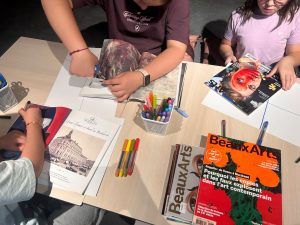 Plan cu plan, simultan. Atelier de colaj și explorare a perspectivei pentru copii